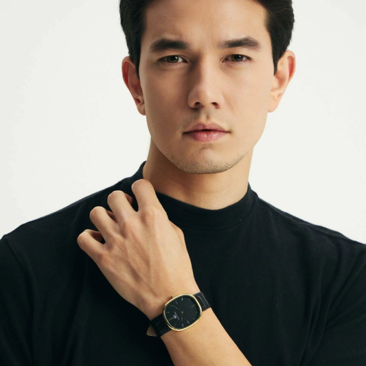 Orologio Minimalista Ovale Croco Moncler con Quadrante Nero e Cinturino in Pelle Nera