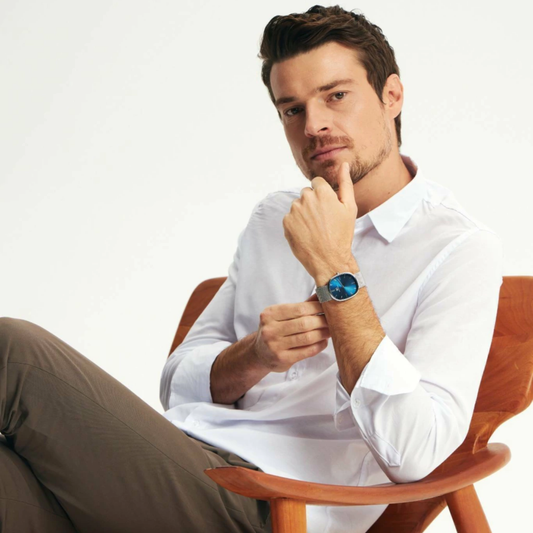 Orologio Minimalista Ovale Moncler con Quadrante Blu e Cinturino Argento